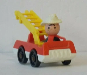 FISHER PRICE Vintage PEQUEÑA GENTE Juego Familia BOMBERO DE MADERA con MOTOR DE BOMBEROS - Imagen 1 de 5