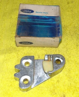 1956 Ford F100 F250 F350 F500 F600 F700 F750 новый из старых запасов ПЛАСТИНА УДАРНИКА ЗАМКА ДВЕРИ LH - Изображение 1 из 3