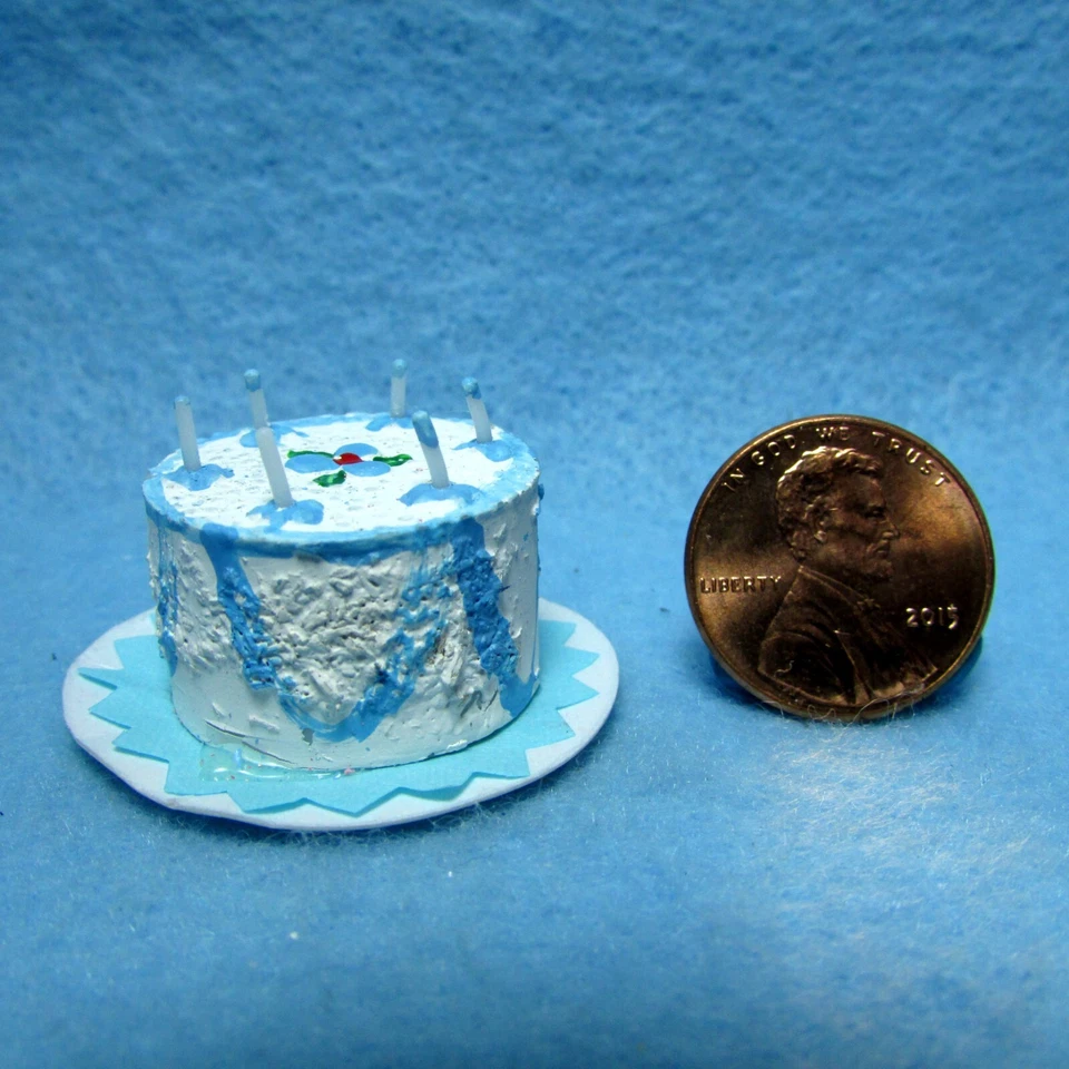 Pastel de feliz cumpleaños miniatura para casa de muñecas con velas azul IM65192 Foto 1 de 1