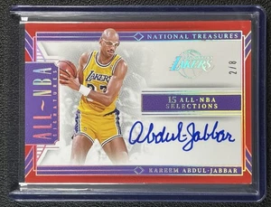 KAREEM ABDUL-JABBAR 2023-24 TESORI NAZIONALI ALL-NBA AUTO INTERNATIONAL ROSSO /8 - Foto 1 di 2