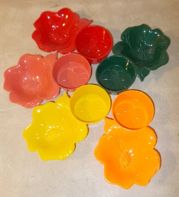 Vintage Hofmann Industries Set of 5 Plastic Cup Snack nut Holder Hibiscus Flower - Image 1 of 2