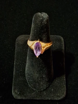 Anillo de oro 10K con una gran piedra preciosa de amatista de forma ovalada. Anillo talla 8 3,2 gramos Foto 1 de 4