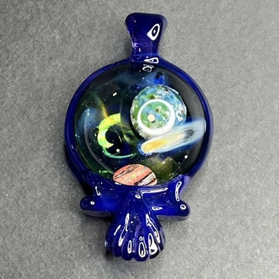 Colgante calavera ladrón de vidrio arte hecho a mano espacio exterior, ópalo lunar, estrella fugaz Foto 1 de 4