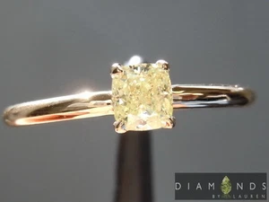 Elegante anillo de diamantes amarillo SI1 corte cojín de .32 quilates R6969 diamantes de Lauren - Imagen 1 de 4
