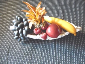 VINTAGE & CLASSICAL MILK GLASS FRUIT BOWL WITH ARTIFICIAL FRUIT - Picture 1 of 9