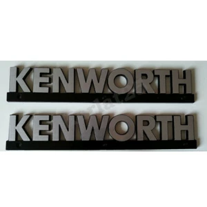 Paquete de 2 CAMIONES KENWORTH CROMADOS ORIGINALES 14" MARCA DENOMINATIVA EMBLEMA PLACA DE IDENTIFICACIÓN LOGOTIPO DE METAL - Imagen 1 de 8