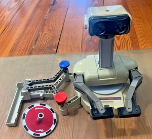 Nintendo R.O.B. Rob the Robot Robotic Operating Buddy NES-012 con giroscopio, riel - Imagen 1 de 11