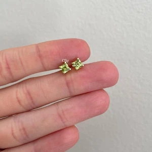 Gorgeous Engagement Gift For Him 4mm Peridot Simulated Women's Stud 925 Silver - Picture 1 of 3