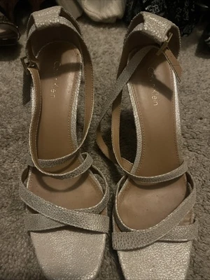 Sandalias de vestir para mujer Calvin Klein Tegin con tiras altas de aguja doradas talla 9 Foto 1 de 4