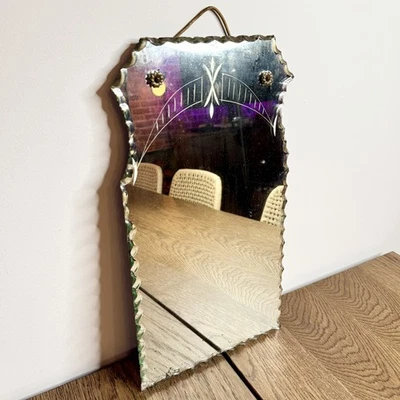 Espejo de pared vintage de vidrio grabado con borde festoneado de mediados de siglo antiguo de los años 40 10x18 Foto 1 de 4