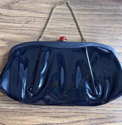 Cartera sin asas vintage de charol negro Admiral de los años 50 broche de baquelita roja Foto 1 de 4