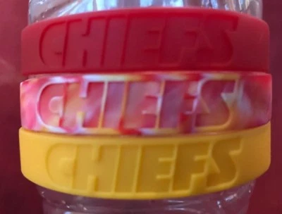 NFL Kansas City Chiefs Paquete de 3 Pulseras de Goma Nuevas TAYLOR SWIFT Fan KELCE Foto 1 de 4