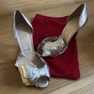 Christian Louboutin Gold Open Toe Heels mit Schleife Größe 39 - Bild 1 von 11