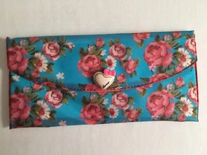 Billetera triple de plástico azul y rosa floral rosas, cierre con botón a presión de corazón - Imagen 1 de 5