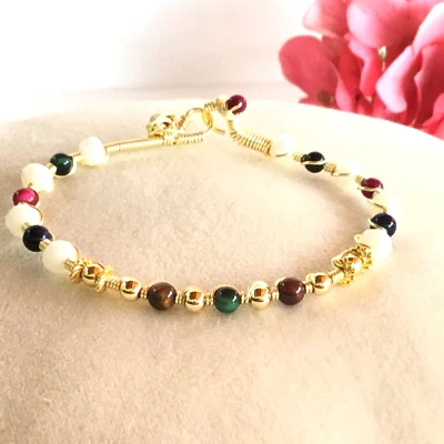 Armband Reif Naturstein Perle Tigerauge Bunt 18 K vergoldet & Kristallglas Weiß - Bild 1 von 4