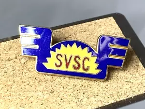 Insignia prendedor esmaltada vintage Sun Valley Ski Club Idaho, SVSC, aprox. 1 1/4" x 1/2" - Imagen 1 de 6