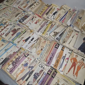 Lotto di 127 modelli da cucire vintage Semplicità McCall Butterick Advance Vogue ++ - Foto 1 di 15