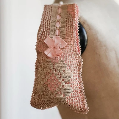 Precioso bolso antiguo de ganchillo con flores de cinta rosa Foto 1 de 4