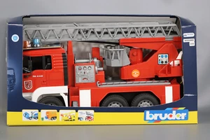 Bruder Toys MAN Feuerwehr mit Wasserpumpe - Bild 1 von 4