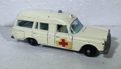 Ambulancia Matchbox Ruedas Regulares Nº 3 Mercedes Benz Binz Foto 1 de 4