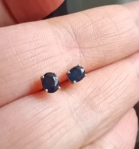 18ct White Gold Sapphire Earrings Solitaire Studs Hallmarked - Picture 1 of 9