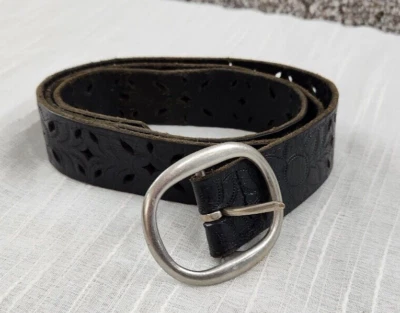 Cinturón de cuero negro Fossil recortado hebilla plateada 43" de largo Foto 1 de 4