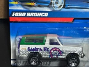 Hot Wheels 2000 Ford Bronco Santa Fe w/ Motorcycle, 1/64 - Picture 1 of 3