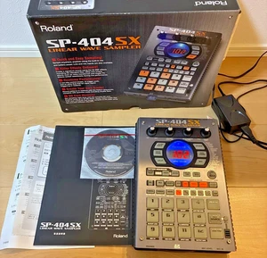 Muestreador Roland SP-404SX con tarjeta SD, adaptador de CA, caja, manual excelente estado - Imagen 1 de 7