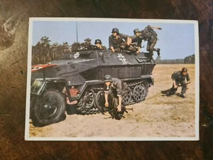 CARTOLINA MOLITARI CARRO ARMATO CON SOLDATI - Picture 1 of 2