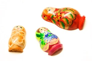 3 handgefertigte Blumen Holz Babuschka russische verschachtelte Puppen Kühlschrankmagnete - Bild 1 von 6
