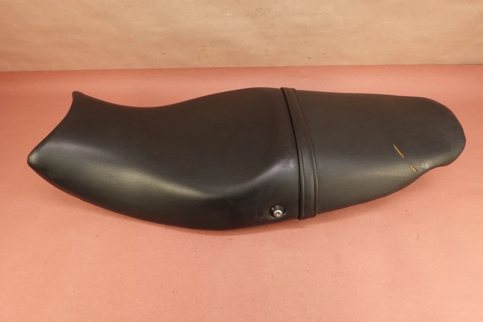 Selim de assento 2004 99-04 Triumph Sprint RS - Imagem 1 de 4