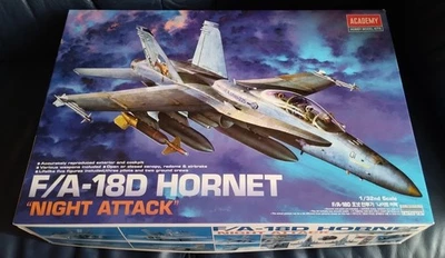Modellbausatz 1:32 Academy F/A-18D Hornet Night Attack mit umfangreichem Zubehör - Bild 1 von 3