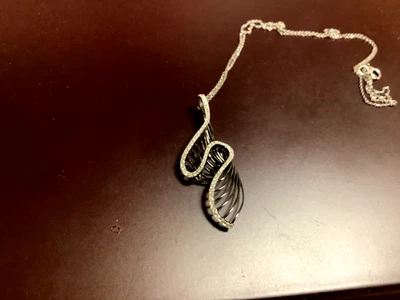 Colgante de oro blanco de 14 k con remolino de diamantes de 1/3 quilates de rodio negro con cadena Foto 1 de 4