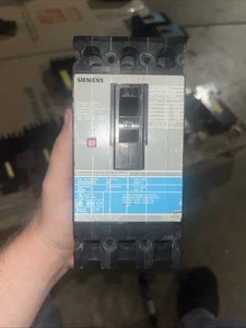 Siemens ED43B090 90A Sentron Circuit Breaker 480 VAC 3 Pole *chipped & No Lugs* - Picture 1 of 5