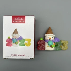 Hallmark Serie Ornament Sweet Decade Serie #4 2023 Schneemann Eistüte - Bild 1 von 9