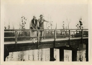 ALTES FOTO - VINTAGE SNAPSHOT - LIEBESPAAR MODE BRÜCKE - FASHION BRIDGE - Bild 1 von 1