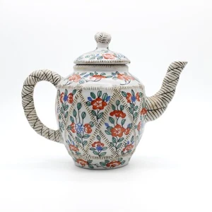 Old porcelain Teapot sold as found - Picture 1 of 12