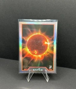 Moneda Cardsmiths: Espacio #16 Eyección de Masa Coronal Arco Iris Holofoil Paralelo - Imagen 1 de 2