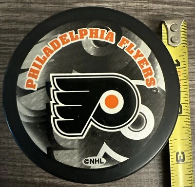 Disco texturizado oficial de la NHL Philadelphia Flyers en Glas Co Foto 1 de 4