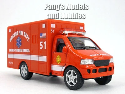 5-дюймовая литая модель скорой помощи пожарной охраны Чикаго в масштабе 1:32 — красная - Изображение 1 из 4