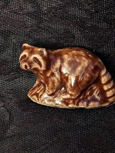 Wade Whimsies brauner Waschbär Figur rote Rose Tee England    - Bild 1 von 5