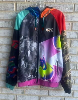 Jaqueta Nike Sportswear Windrunner NYC Multi-Patch Zíper Frontal com Capuz Masculina Tamanho G - Imagem 1 de 4