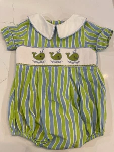 DREI SCHWESTERN Jungen 6 Monate gesmokter Wale Strampler blau grün Boutique Bubble - Bild 1 von 7