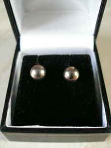 PAIR OF 9 CARAT GOLD GREY CULTURED PEARL STUD EARRINGS MADE IN UK BRAND NEW - Picture 1 of 3