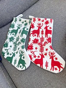 Par de medias de Navidad de fieltro Macy’s Dept Store aplique de ciervo reno rojo verde - Imagen 1 de 3