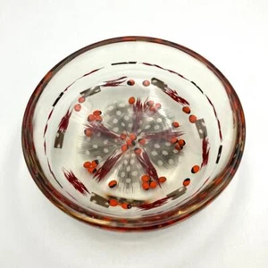 Pequeño plato de acrílico vintage con plumas manchadas y semillas hecho en Zimbabwe - Imagen 1 de 8