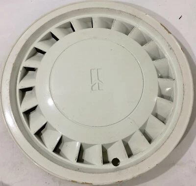 (1)OEM 1989-1990 White Oldsmobile Cutlass Ciera Calais 14" Hubcap  52362156 Olwt - Image 1 of 3