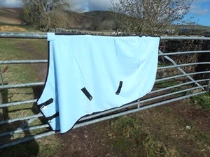 Fleece Reisedecke 6 Fuß 6 Zoll hellblau unbenutzt, geringes Gewicht.  - Bild 1 von 3