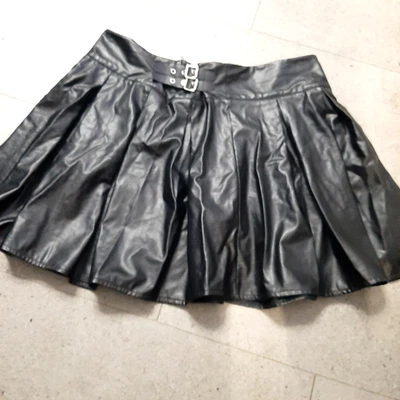 Clubwear - Schwarzer matt glänzender Lacklederimitatrock  in Gr. 2 XL um 48 - Bild 1 von 3