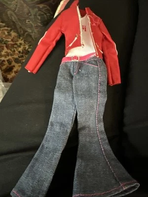 Barbie Desfile de Moda Ferrari Conjunto Ropa Jeans Top Cinturón Una Pieza Chaqueta Roja Foto 1 de 4